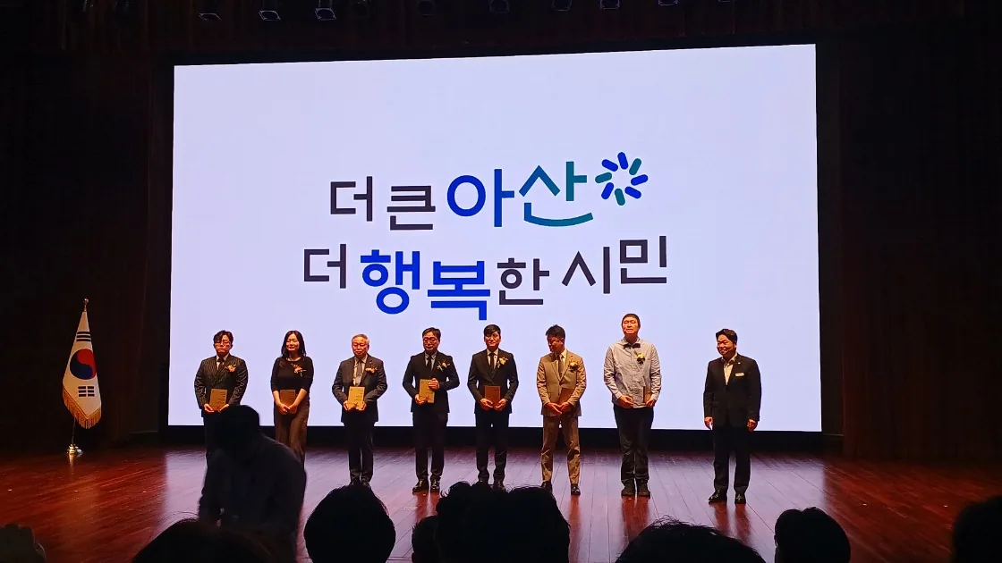 Representatives of the first Future Unicorn Club cohort holding their certificates on stage at Asan City Hall